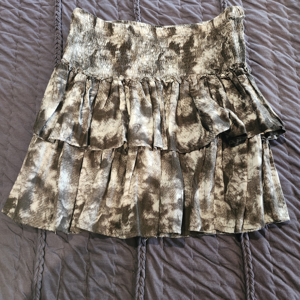 Stylish Women's Tiered Skirt - Black and Gray